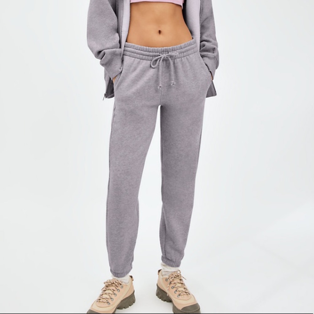 Tna (aritzia) cozy fleece boyfriend sweatpants in heather dove gray
